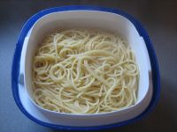 Die Spaghettis in einen Siebservierer