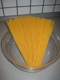 eine Packung Spaghettis